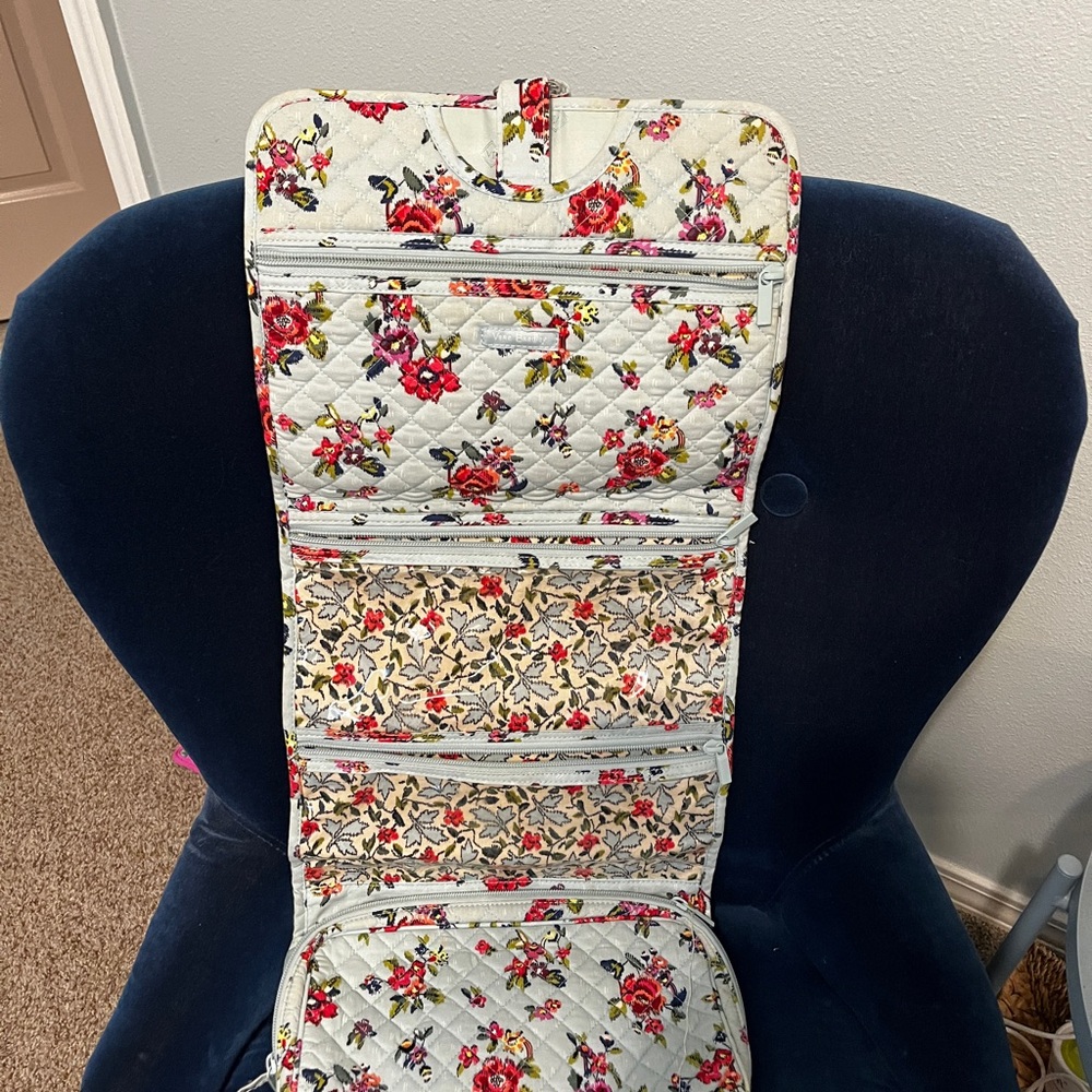 “TRAVEL READY” Vera Bradley Floral Quilted Organizer in Gray and Multicolor